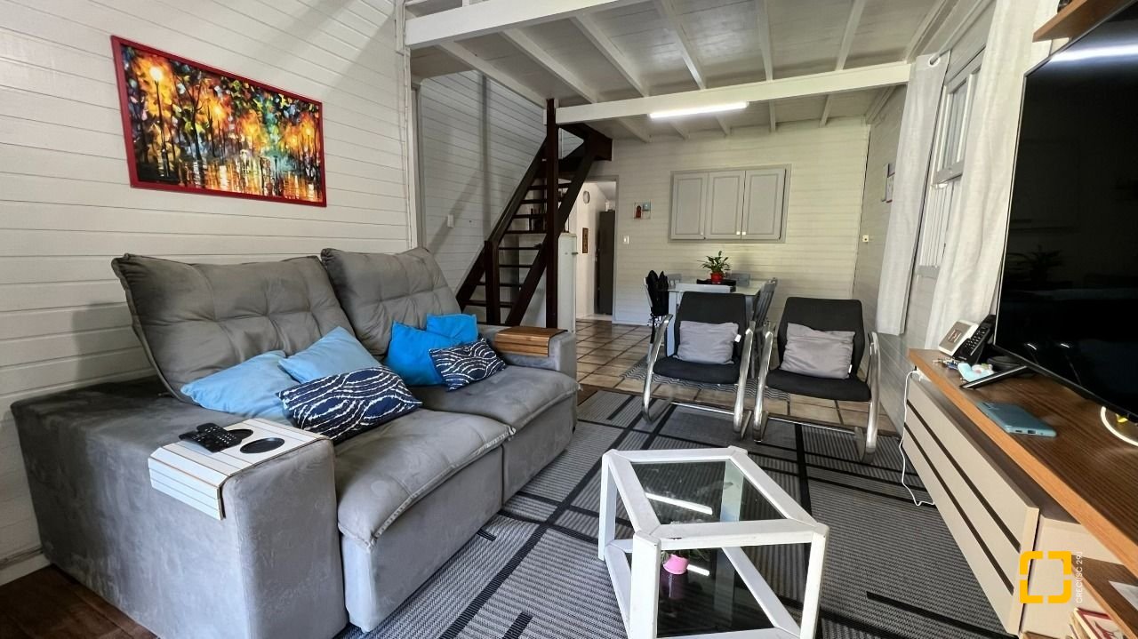 Casa com 200m², 4 quartos (sendo 1 suíte), 2 garagens, no bairro Campeche em Florianópolis