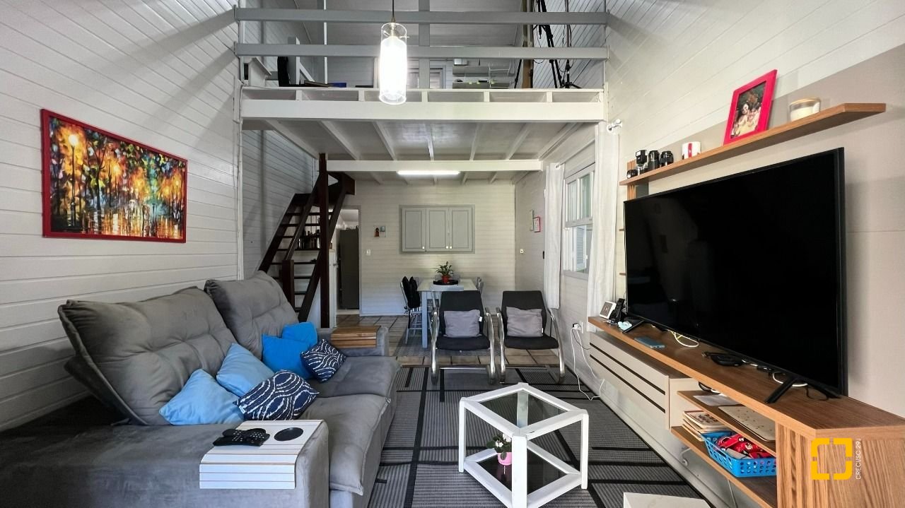 Casa com 200m², 4 quartos (sendo 1 suíte), 2 garagens, no bairro Campeche em Florianópolis