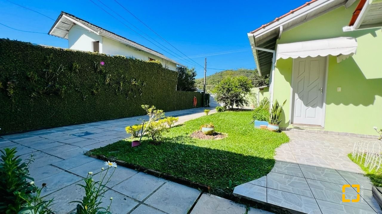 Casa com 200m², 4 quartos (sendo 1 suíte), 2 garagens, no bairro Campeche em Florianópolis