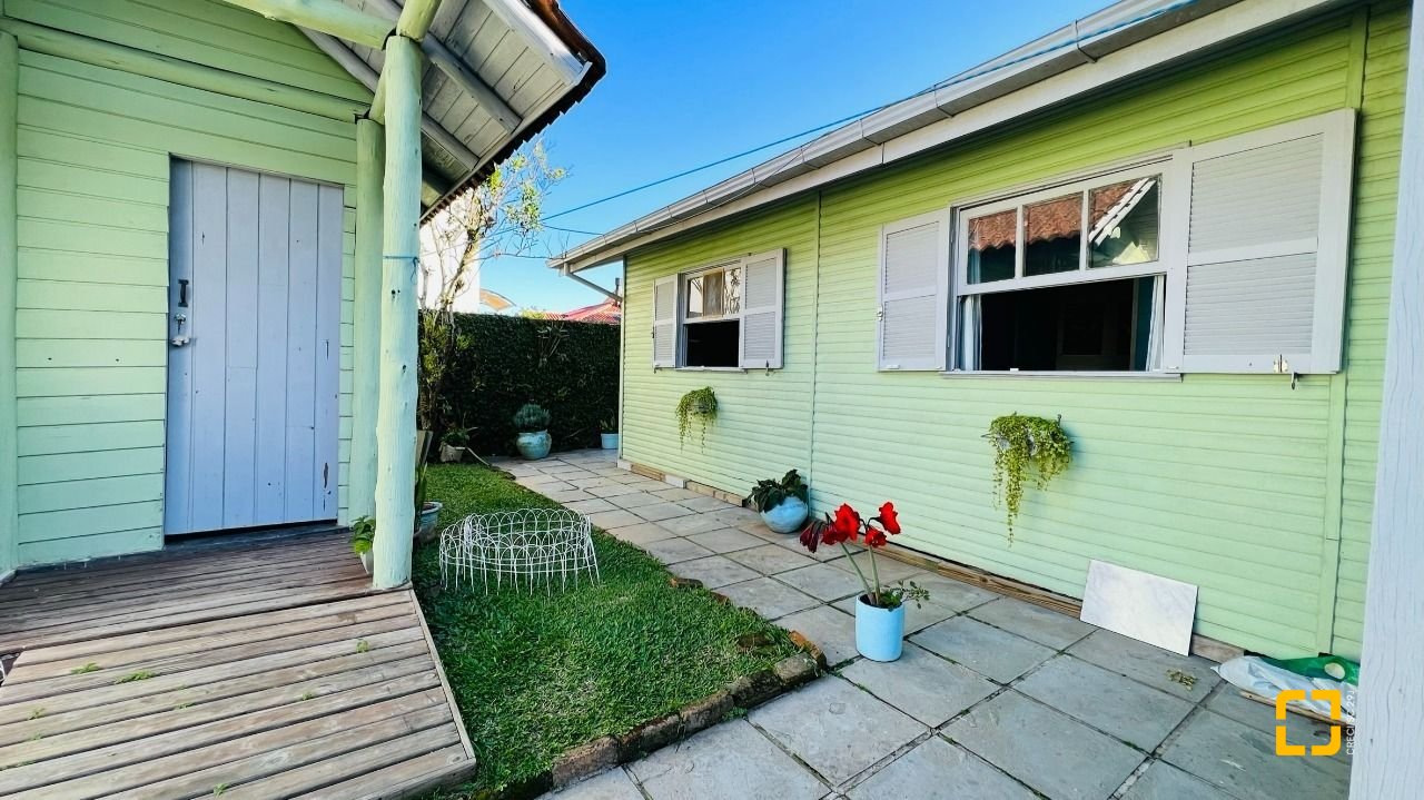 Casa com 200m², 4 quartos (sendo 1 suíte), 2 garagens, no bairro Campeche em Florianópolis