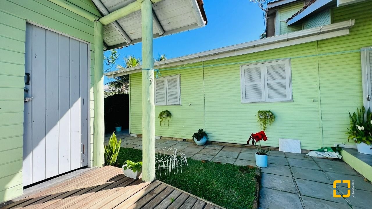 Casa com 200m², 4 quartos (sendo 1 suíte), 2 garagens, no bairro Campeche em Florianópolis
