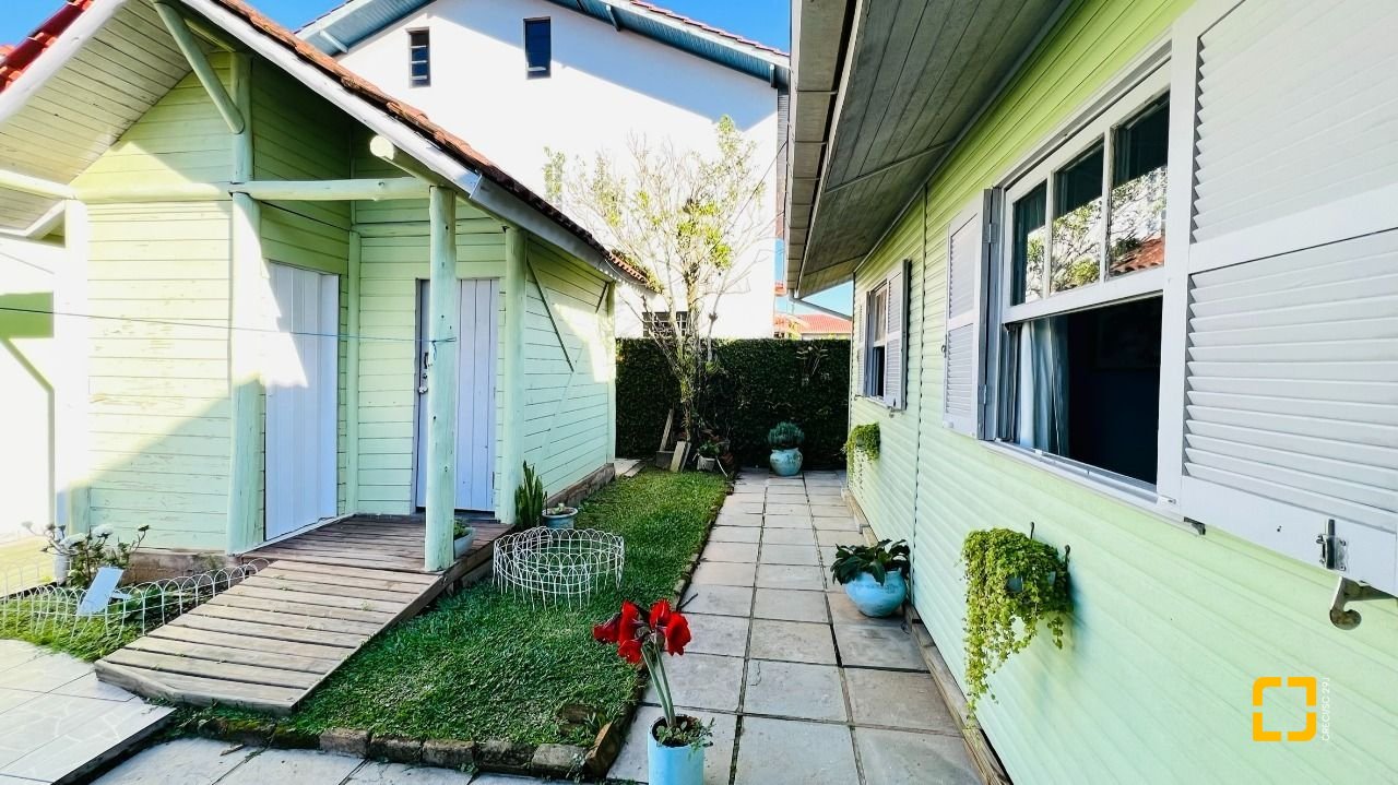 Casa com 200m², 4 quartos (sendo 1 suíte), 2 garagens, no bairro Campeche em Florianópolis