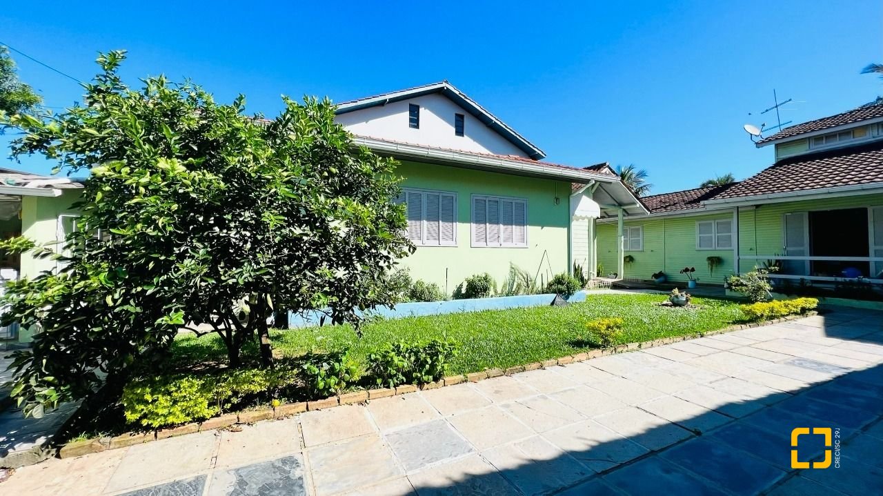 Casa com 200m², 4 quartos (sendo 1 suíte), 2 garagens, no bairro Campeche em Florianópolis
