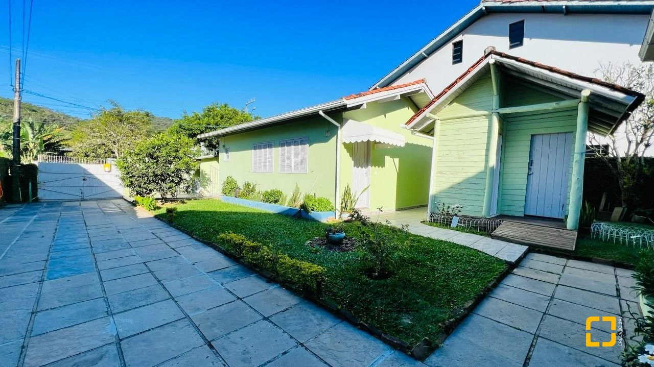 Casa com 200m², 4 quartos (sendo 1 suíte), 2 garagens, no bairro Campeche em Florianópolis