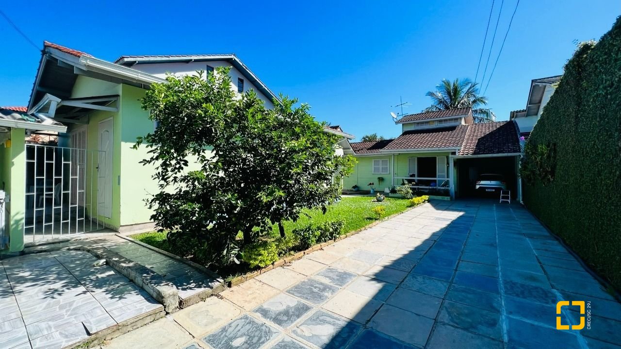 Casa com 200m², 4 quartos (sendo 1 suíte), 2 garagens, no bairro Campeche em Florianópolis