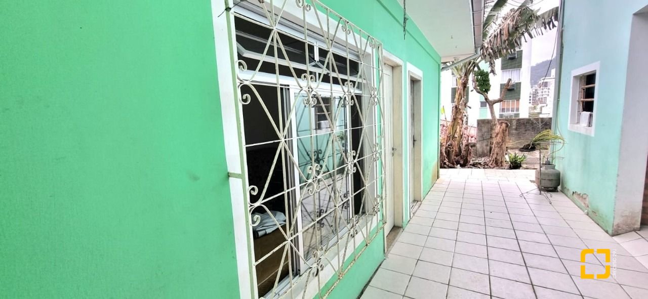 Casa com 100m², 5 quartos, 3 garagens, no bairro Carvoeira em Florianópolis