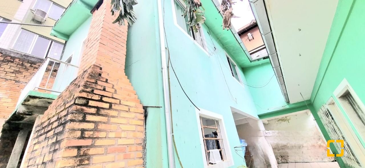 Casa com 100m², 5 quartos, 3 garagens, no bairro Carvoeira em Florianópolis