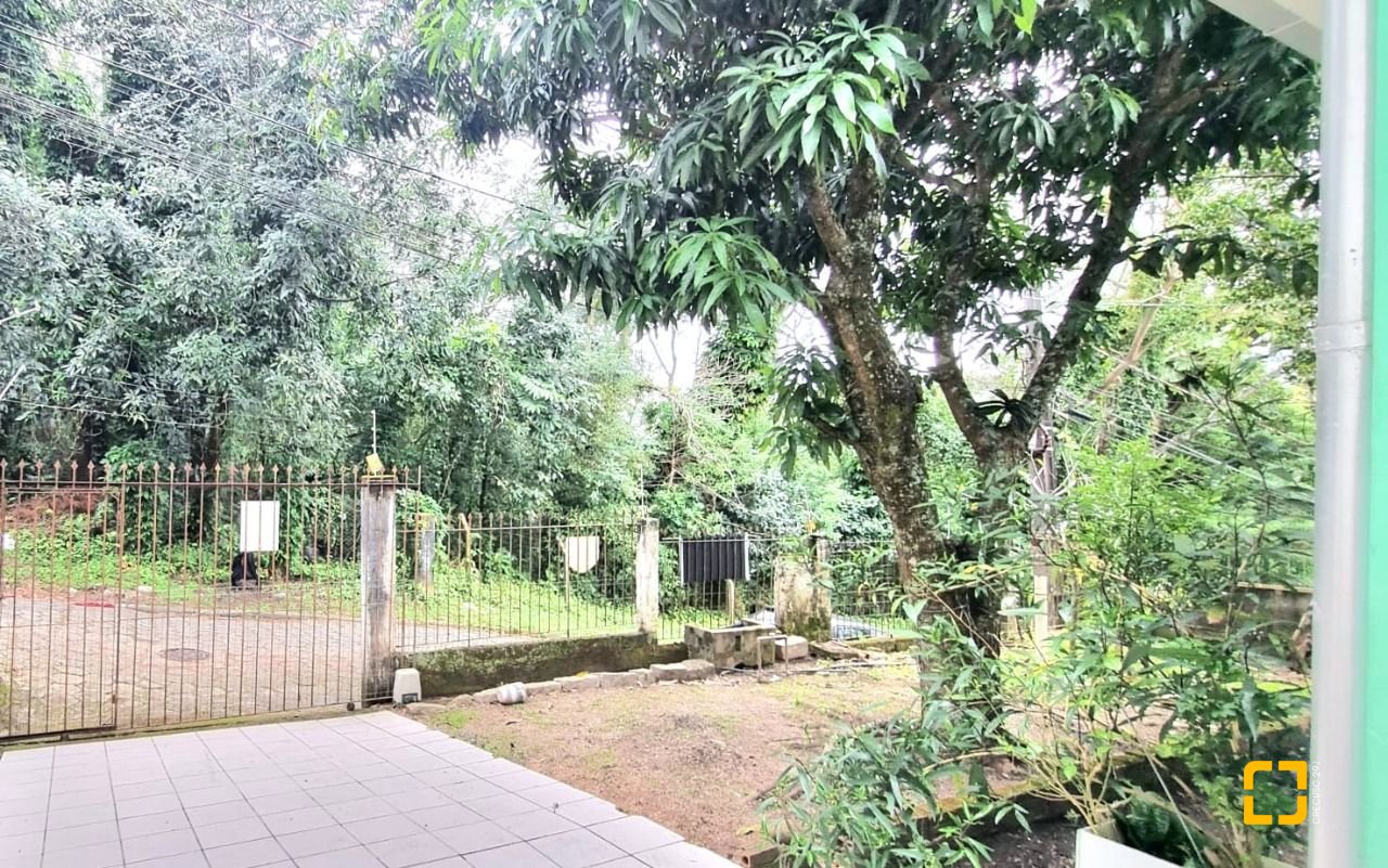 Casa com 100m², 5 quartos, 3 garagens, no bairro Carvoeira em Florianópolis