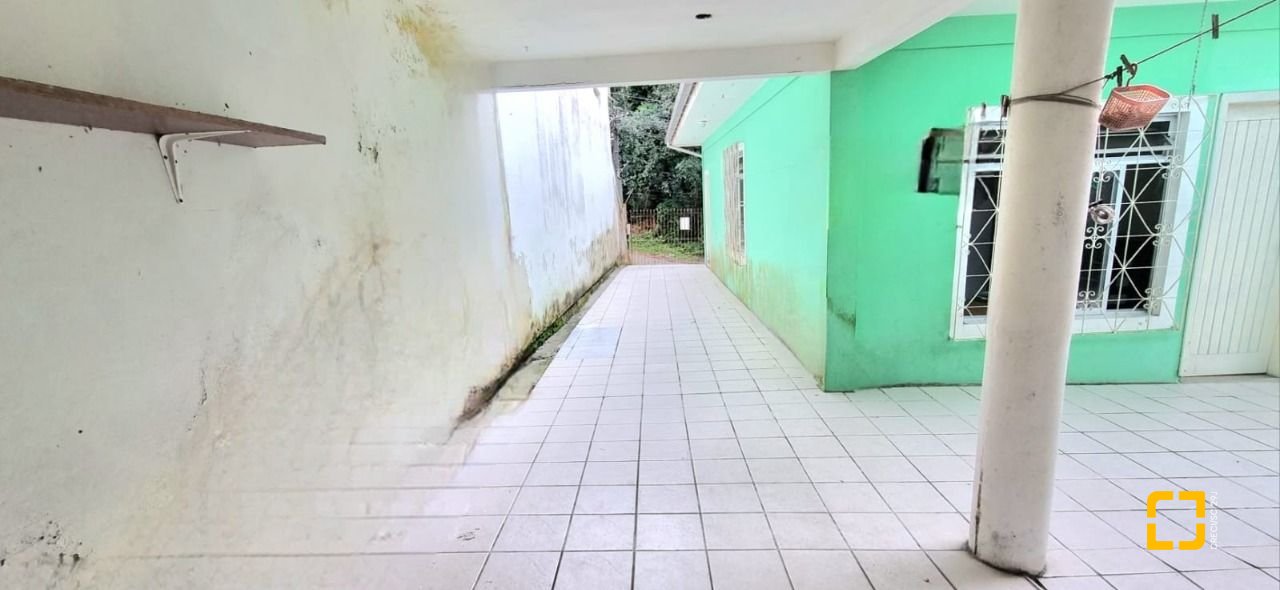Casa com 100m², 5 quartos, 3 garagens, no bairro Carvoeira em Florianópolis
