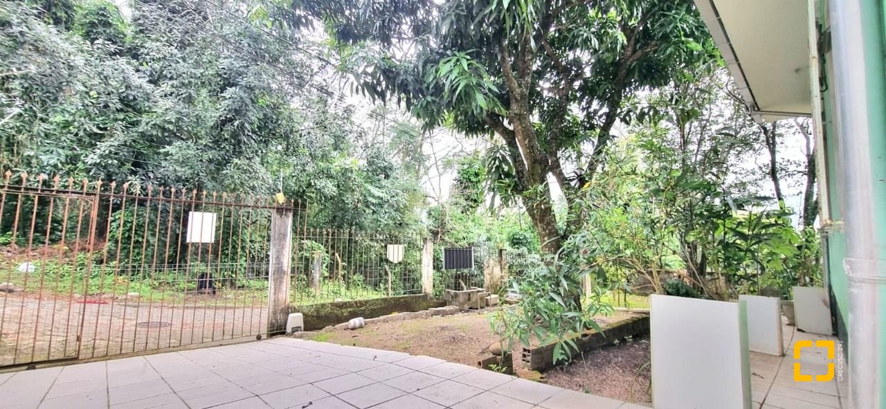 Casa com 100m², 5 quartos, 3 garagens, no bairro Carvoeira em Florianópolis