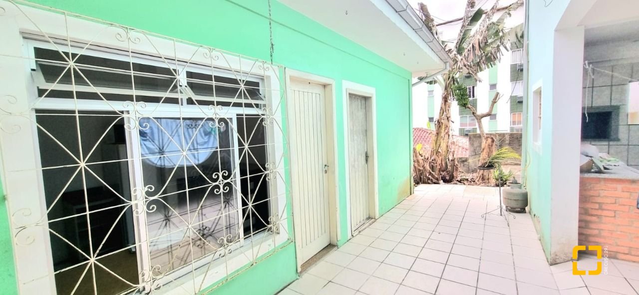 Casa com 100m², 5 quartos, 3 garagens, no bairro Carvoeira em Florianópolis