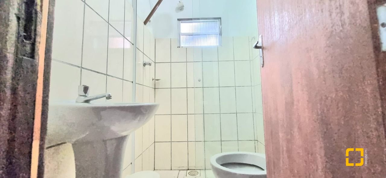 Casa com 100m², 5 quartos, 3 garagens, no bairro Carvoeira em Florianópolis