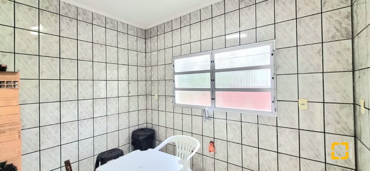 Casa com 100m², 5 quartos, 3 garagens, no bairro Carvoeira em Florianópolis