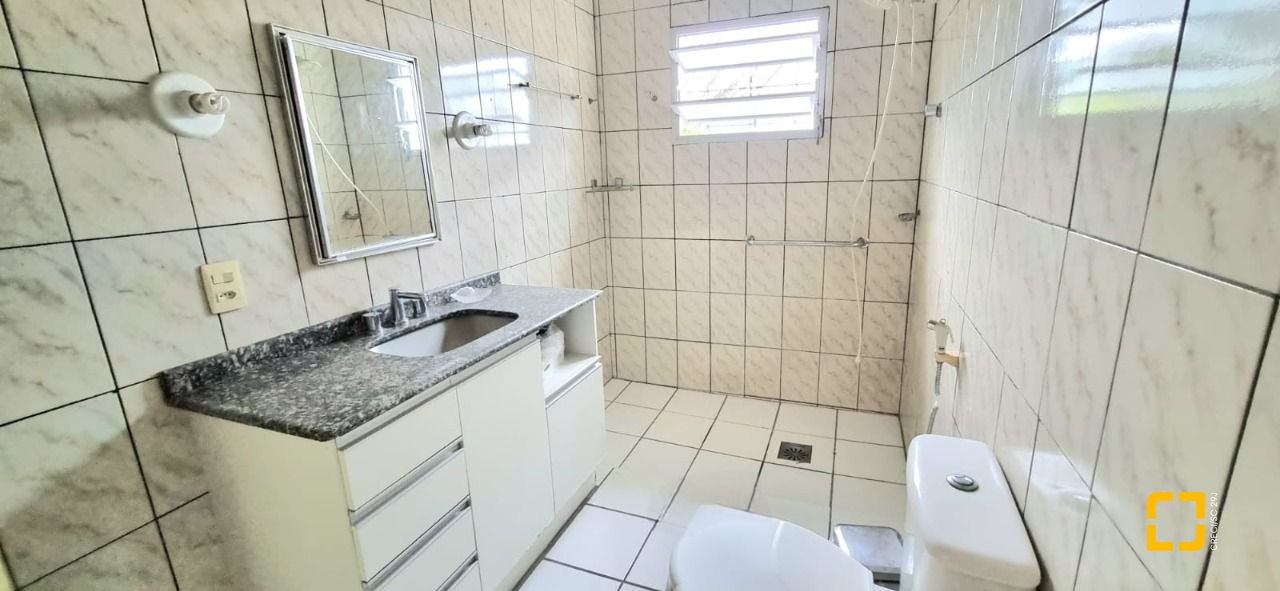 Casa com 100m², 5 quartos, 3 garagens, no bairro Carvoeira em Florianópolis