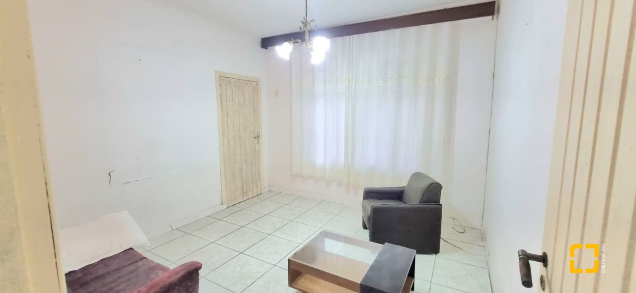 Casa com 100m², 5 quartos, 3 garagens, no bairro Carvoeira em Florianópolis