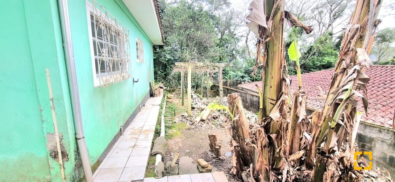 Casa com 100m², 5 quartos, 3 garagens, no bairro Carvoeira em Florianópolis