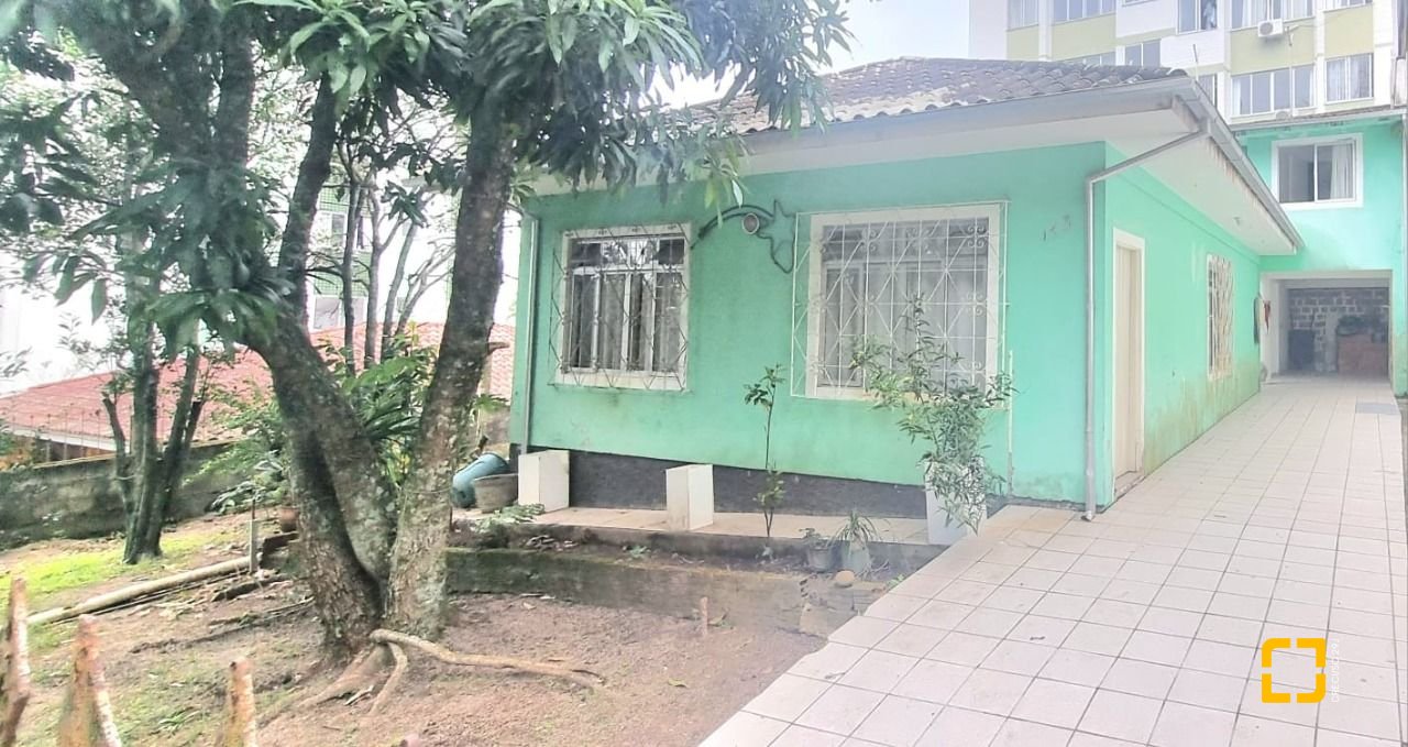 Casa com 100m², 5 quartos, 3 garagens, no bairro Carvoeira em Florianópolis