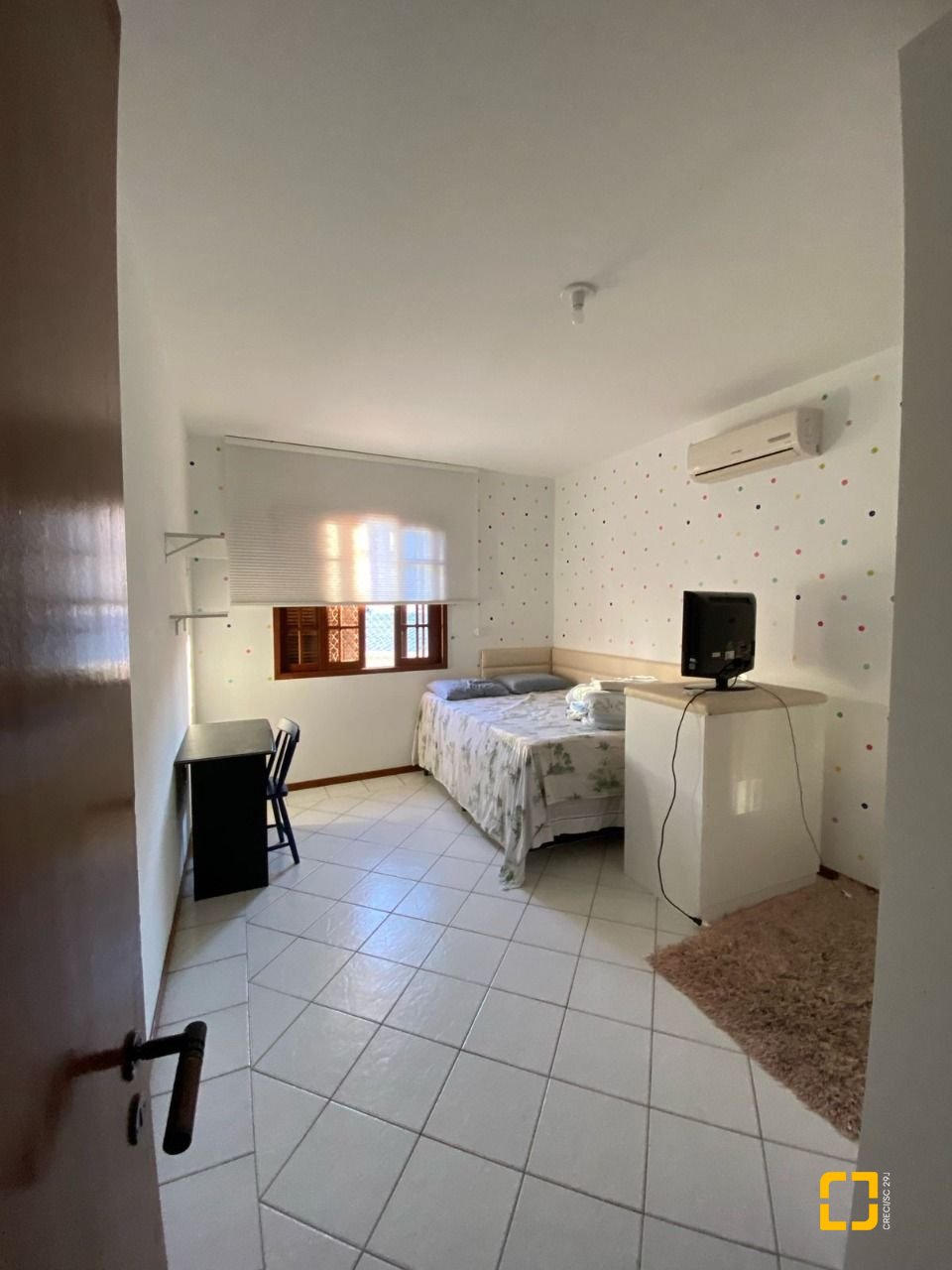 Casa com 295m², 7 quartos (sendo 2 suítes), no bairro Córrego Grande em Florianópolis