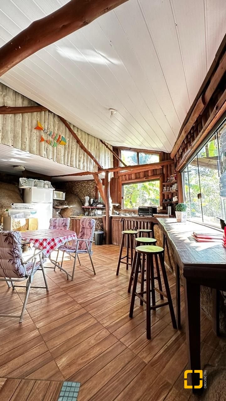 Casa com 125m², 4 quartos, 5 garagens, no bairro Lagoa da Conceição em Florianópolis