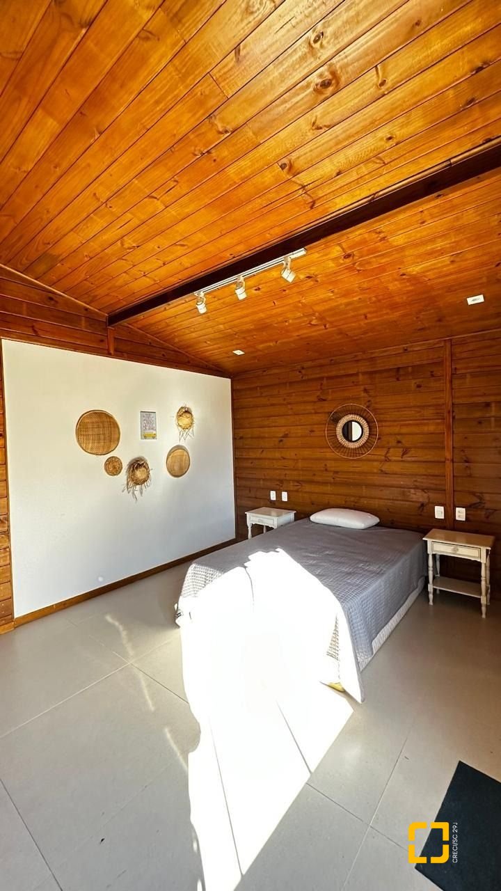 Casa com 125m², 4 quartos, 5 garagens, no bairro Lagoa da Conceição em Florianópolis