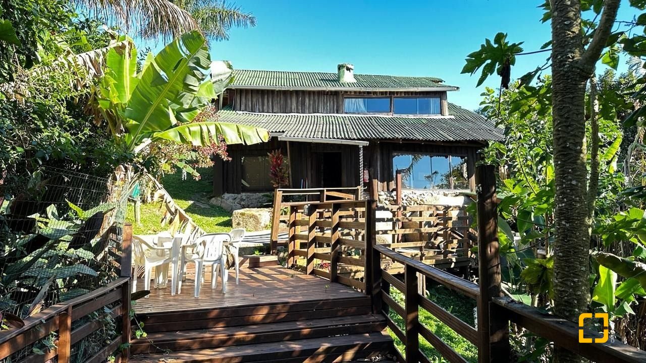 Casa com 125m², 4 quartos, 5 garagens, no bairro Lagoa da Conceição em Florianópolis