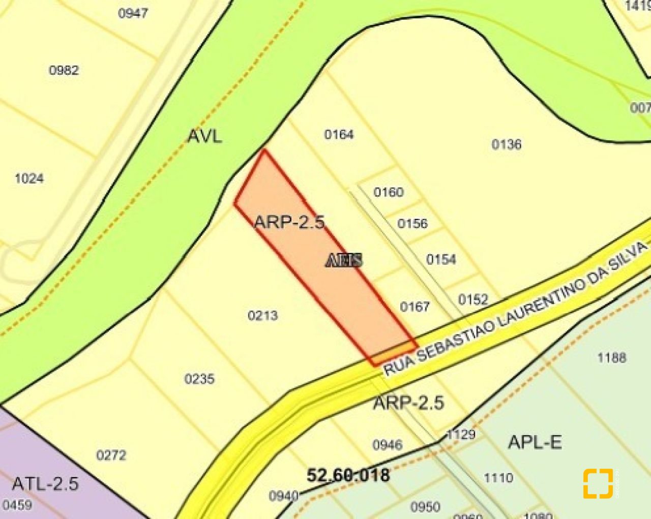 Casa com 290m², 8 quartos (sendo 2 suítes), 10 garagens, no bairro Córrego Grande em Florianópolis