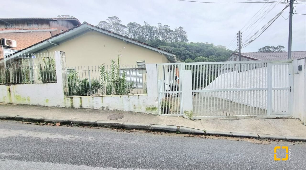 Casa com 290m², 8 quartos (sendo 2 suítes), 10 garagens, no bairro Córrego Grande em Florianópolis