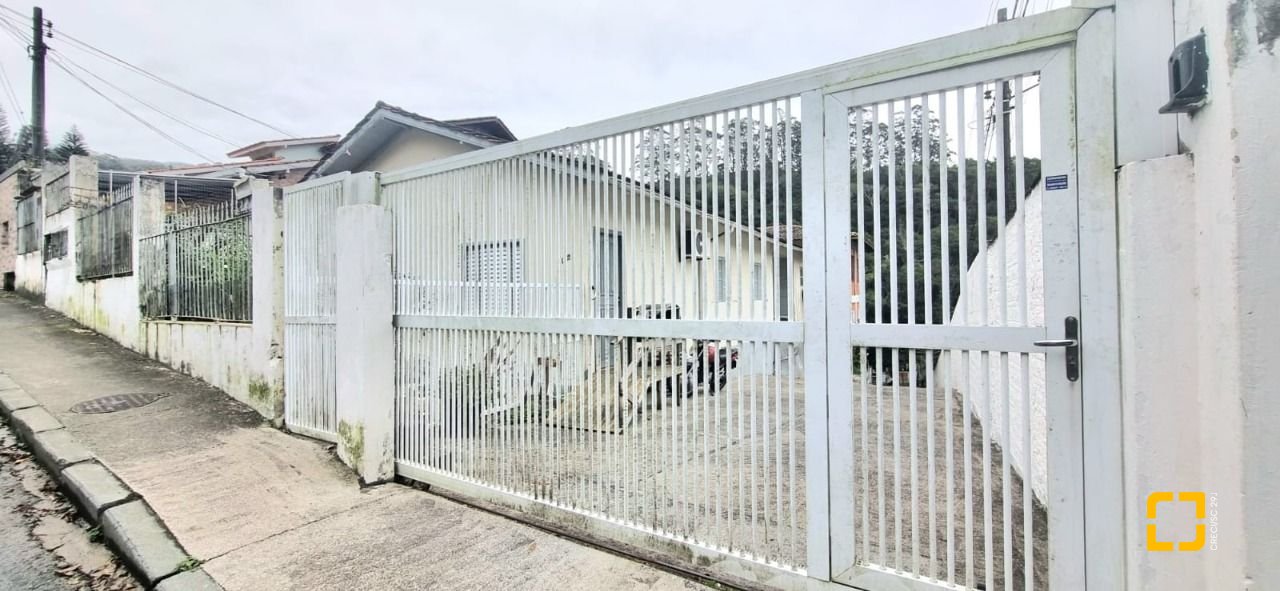 Casa com 290m², 8 quartos (sendo 2 suítes), 10 garagens, no bairro Córrego Grande em Florianópolis