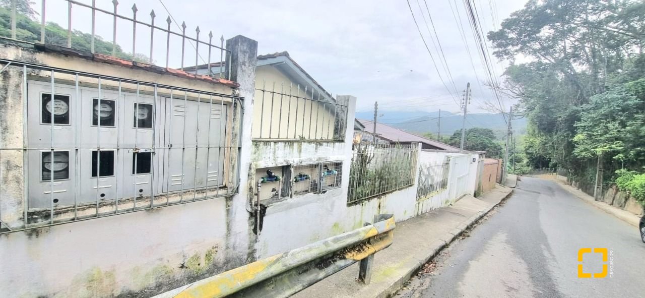 Casa com 290m², 8 quartos (sendo 2 suítes), 10 garagens, no bairro Córrego Grande em Florianópolis