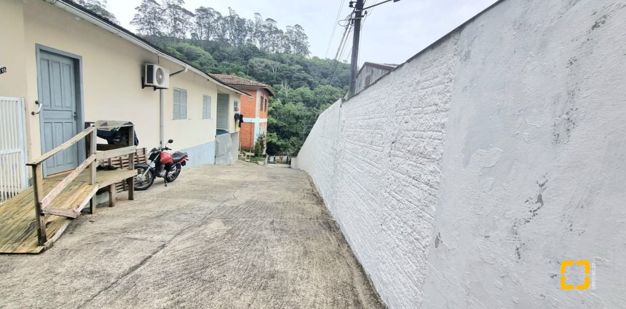 Casa com 290m², 8 quartos (sendo 2 suítes), 10 garagens, no bairro Córrego Grande em Florianópolis