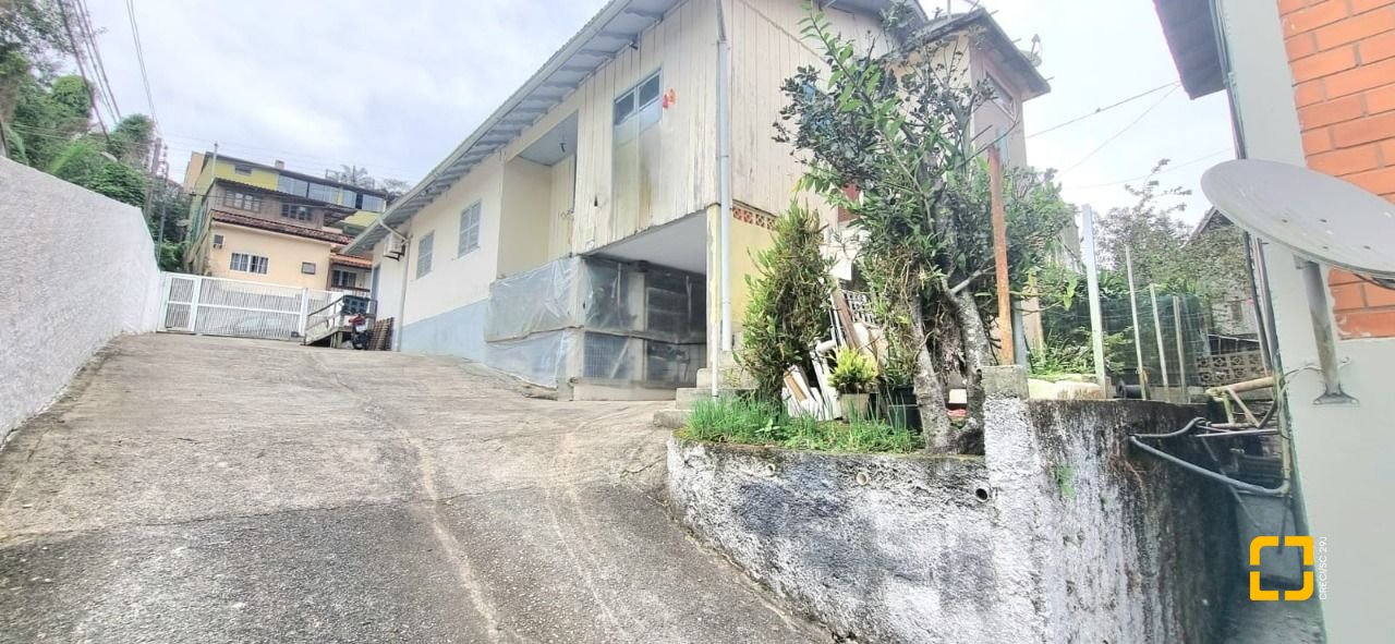 Casa com 290m², 8 quartos (sendo 2 suítes), 10 garagens, no bairro Córrego Grande em Florianópolis