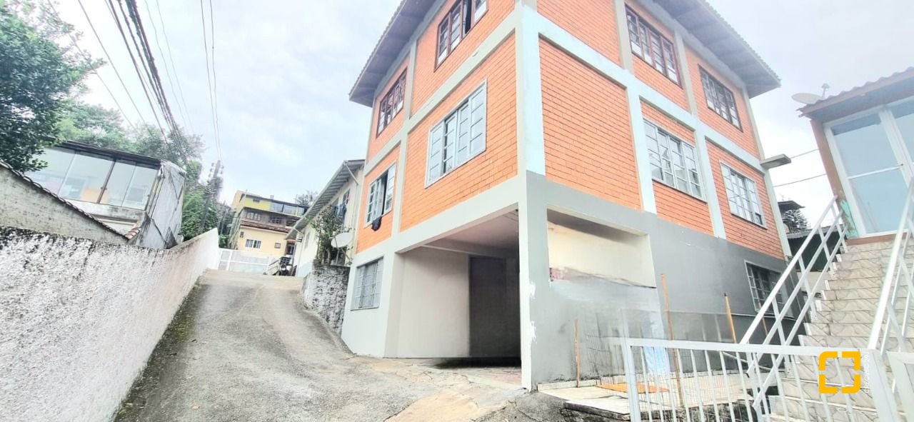 Casa com 290m², 8 quartos (sendo 2 suítes), 10 garagens, no bairro Córrego Grande em Florianópolis