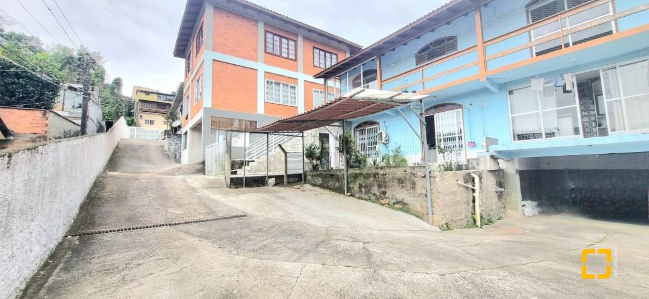 Casa com 290m², 8 quartos (sendo 2 suítes), 10 garagens, no bairro Córrego Grande em Florianópolis