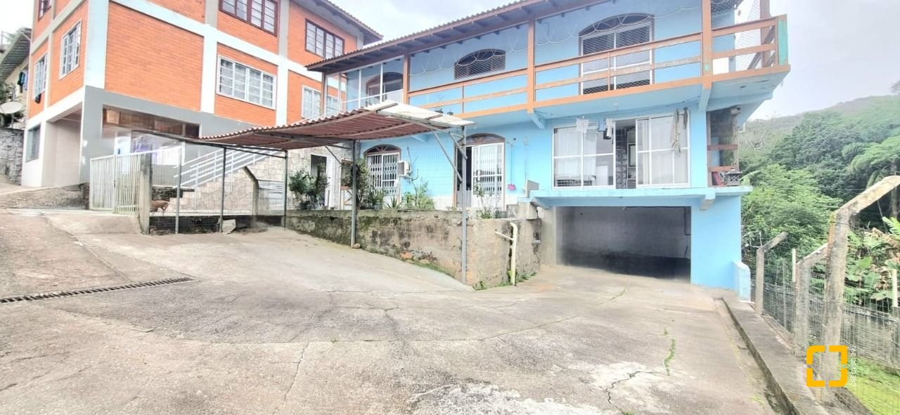Casa com 290m², 8 quartos (sendo 2 suítes), 10 garagens, no bairro Córrego Grande em Florianópolis