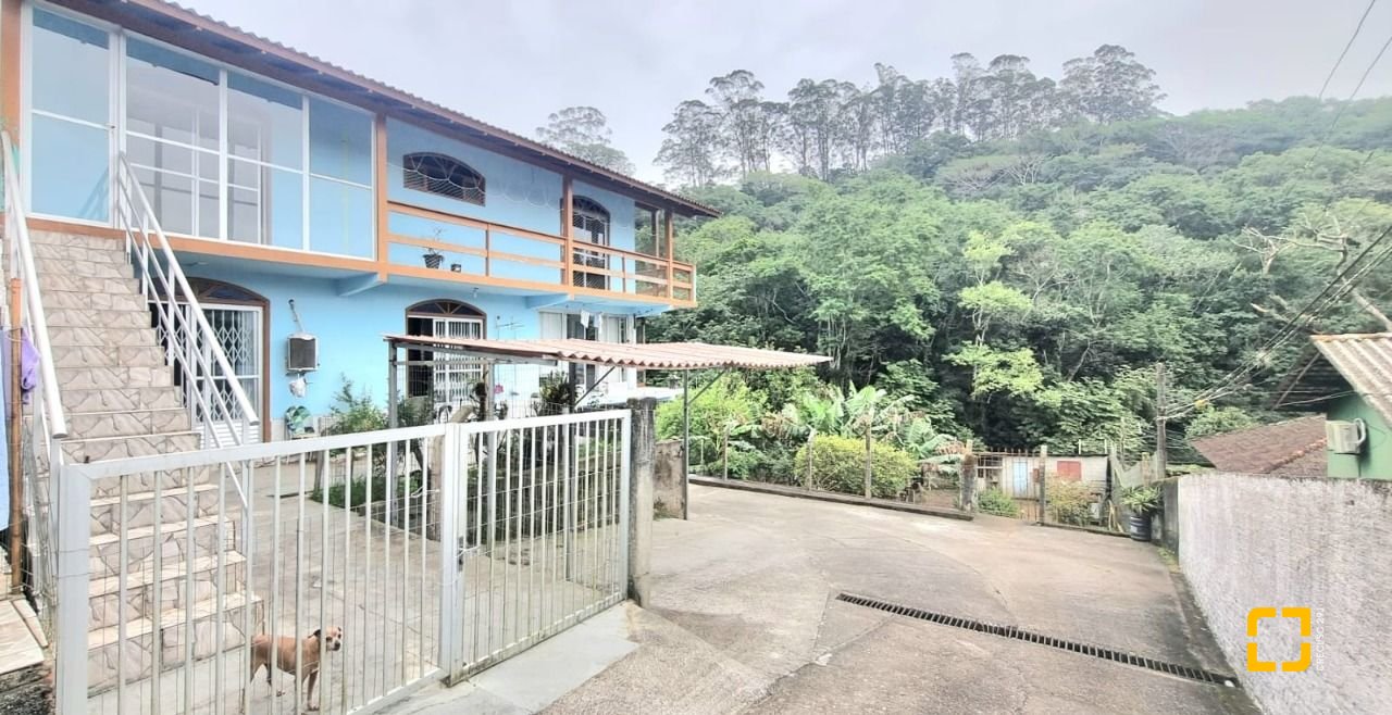 Casa com 290m², 8 quartos (sendo 2 suítes), 10 garagens, no bairro Córrego Grande em Florianópolis