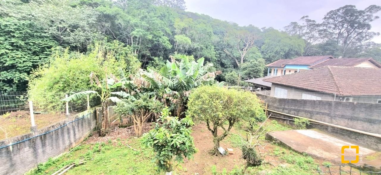 Casa com 290m², 8 quartos (sendo 2 suítes), 10 garagens, no bairro Córrego Grande em Florianópolis