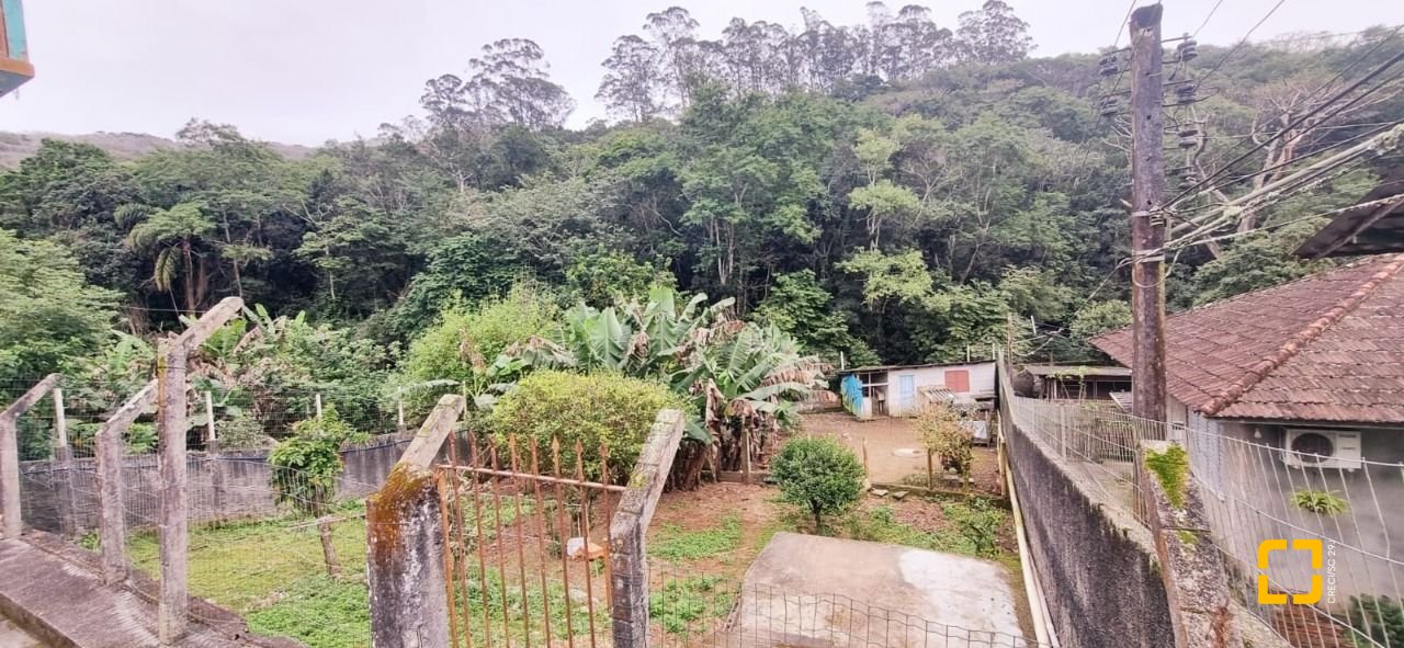 Casa com 290m², 8 quartos (sendo 2 suítes), 10 garagens, no bairro Córrego Grande em Florianópolis