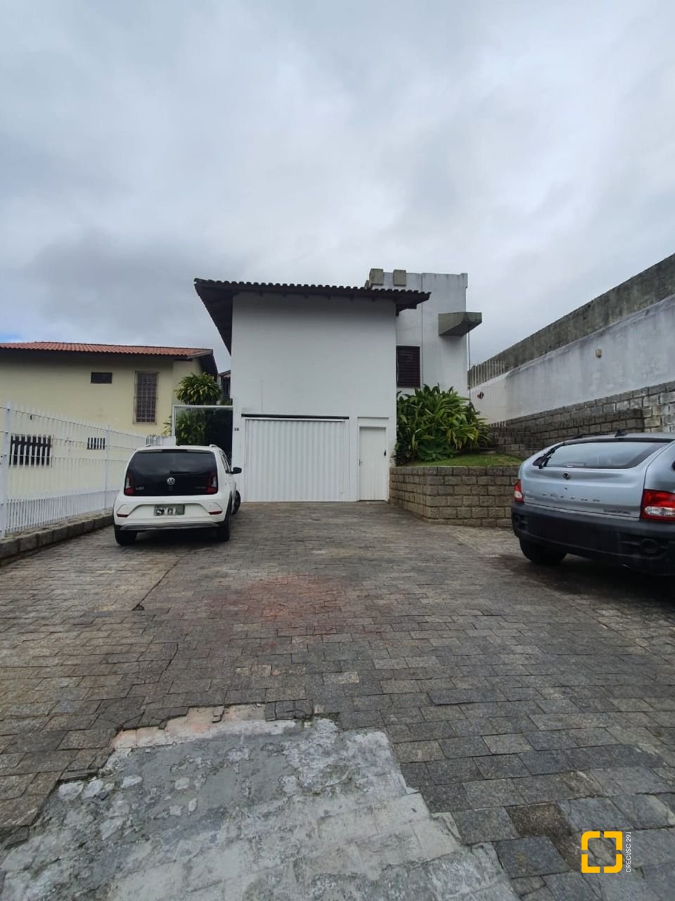 Casa com 349m², 8 quartos (sendo 2 suítes), 3 garagens, no bairro Carvoeira em Florianópolis