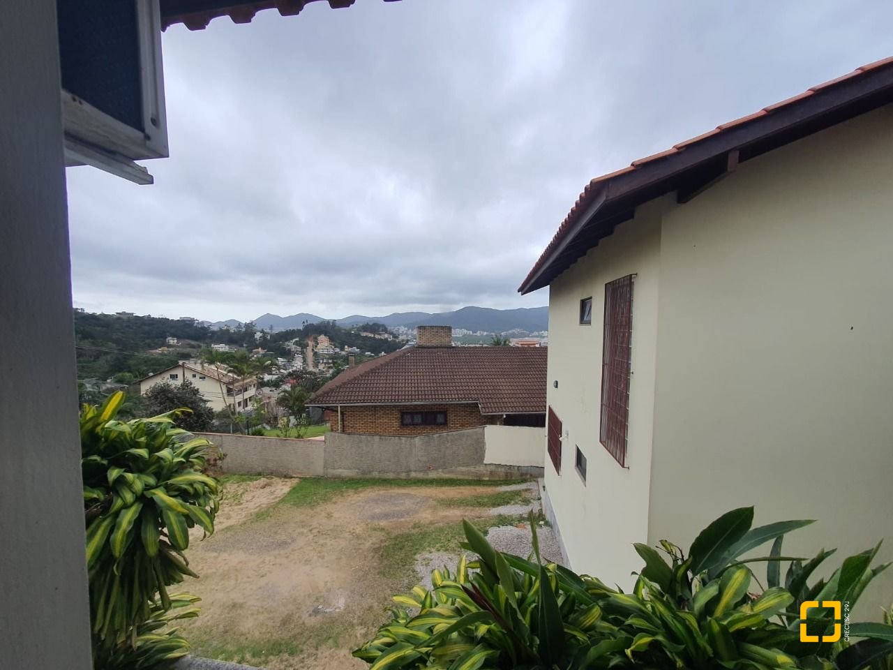 Casa com 349m², 8 quartos (sendo 2 suítes), 3 garagens, no bairro Carvoeira em Florianópolis