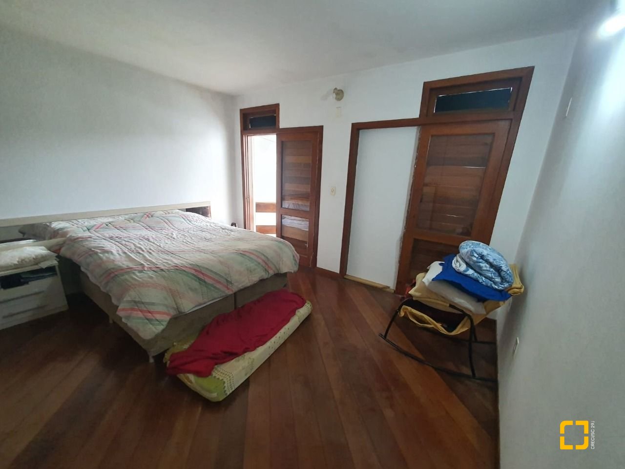 Casa com 349m², 8 quartos (sendo 2 suítes), 3 garagens, no bairro Carvoeira em Florianópolis