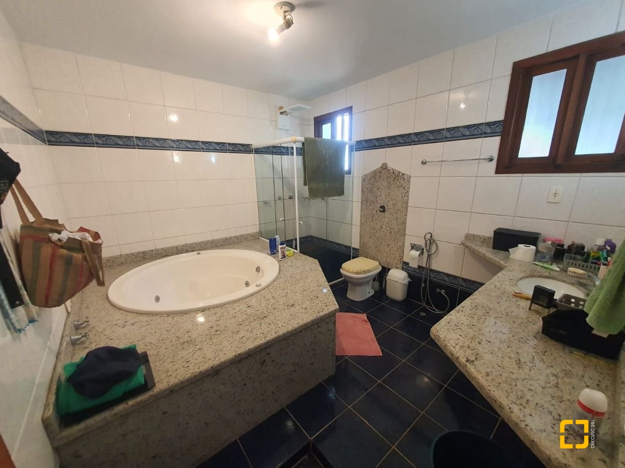 Casa com 349m², 8 quartos (sendo 2 suítes), 3 garagens, no bairro Carvoeira em Florianópolis