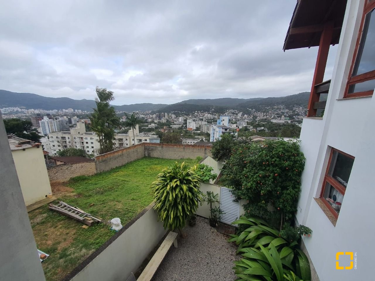 Casa com 349m², 8 quartos (sendo 2 suítes), 3 garagens, no bairro Carvoeira em Florianópolis