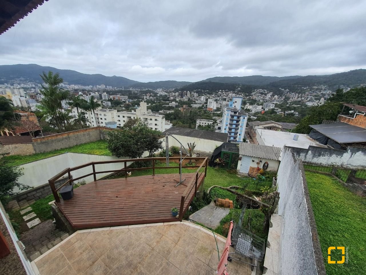 Casa com 349m², 8 quartos (sendo 2 suítes), 3 garagens, no bairro Carvoeira em Florianópolis