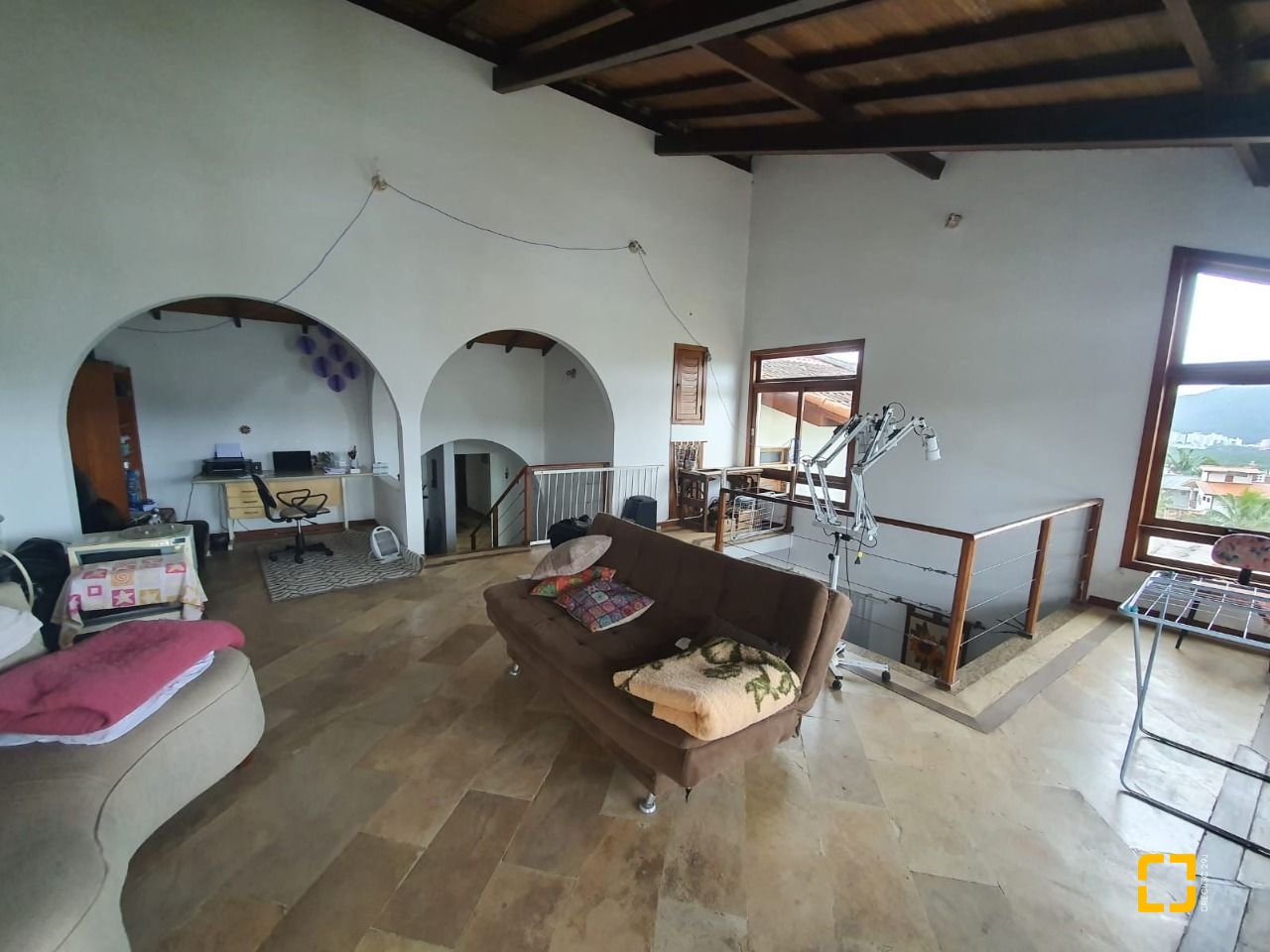 Casa com 349m², 8 quartos (sendo 2 suítes), 3 garagens, no bairro Carvoeira em Florianópolis