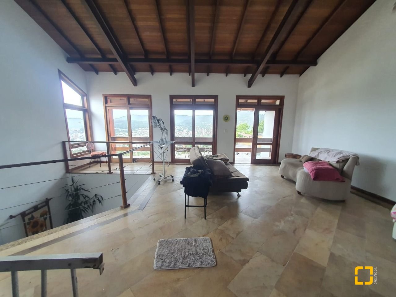 Casa com 349m², 8 quartos (sendo 2 suítes), 3 garagens, no bairro Carvoeira em Florianópolis