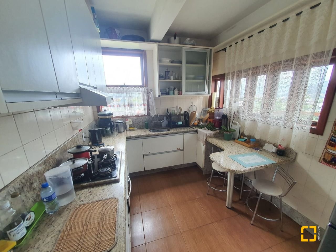 Casa com 349m², 8 quartos (sendo 2 suítes), 3 garagens, no bairro Carvoeira em Florianópolis