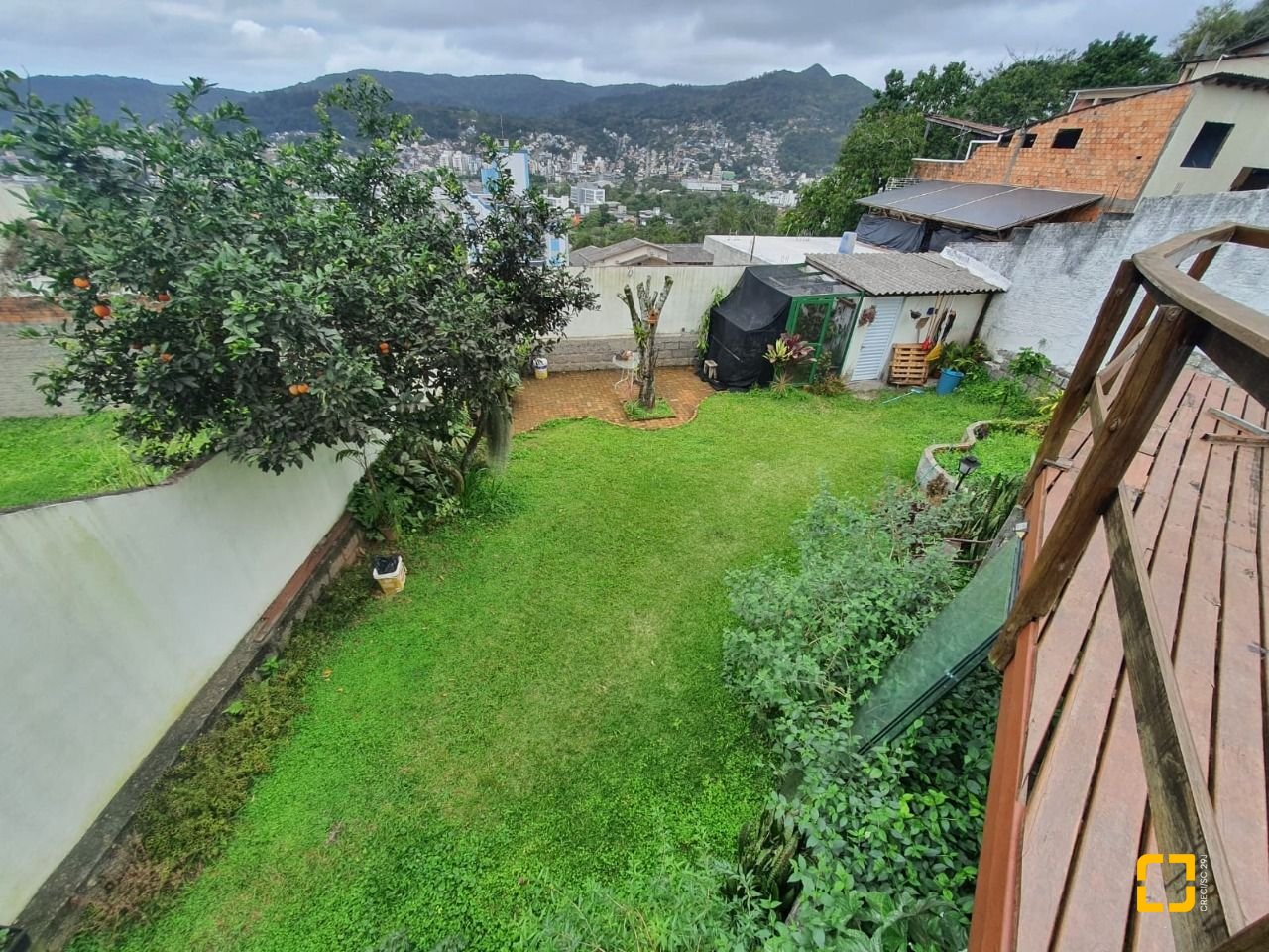 Casa com 349m², 8 quartos (sendo 2 suítes), 3 garagens, no bairro Carvoeira em Florianópolis