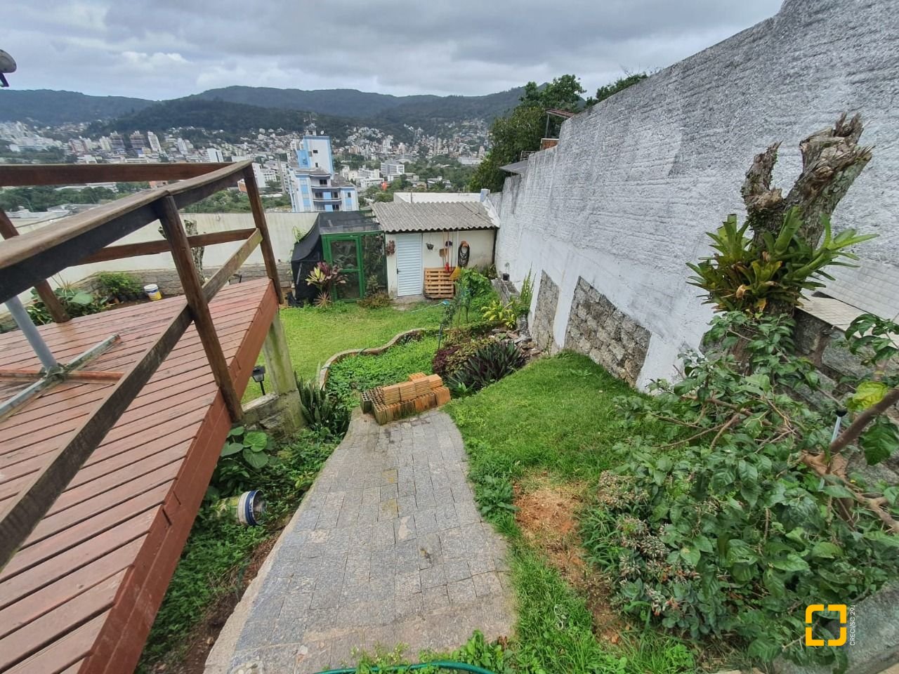 Casa com 349m², 8 quartos (sendo 2 suítes), 3 garagens, no bairro Carvoeira em Florianópolis