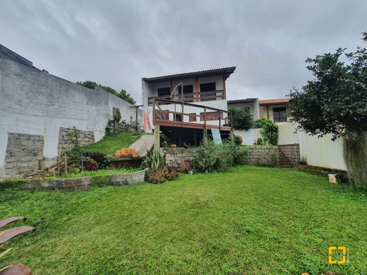 Casa com 349m², 8 quartos (sendo 2 suítes), 3 garagens, no bairro Carvoeira em Florianópolis