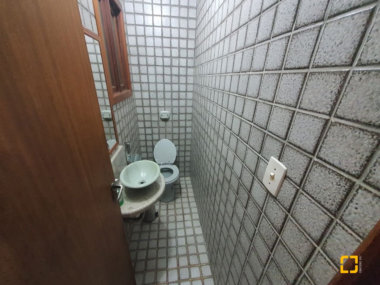 Casa com 349m², 8 quartos (sendo 2 suítes), 3 garagens, no bairro Carvoeira em Florianópolis